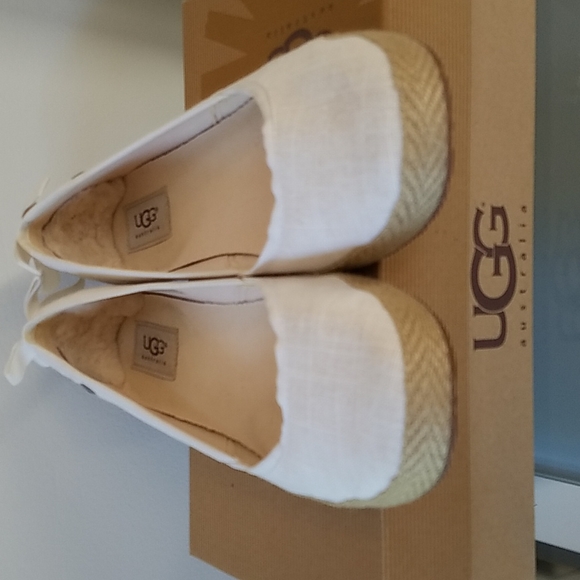 Ugg Linen Flats Size 9 in Ivory - Picture 3 of 3